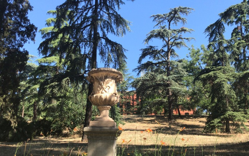 Vase ornemental sur le chemin de la montée au palais