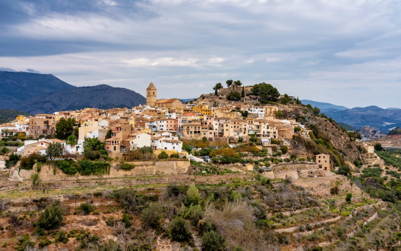 Vues de la colline couronnée par le château