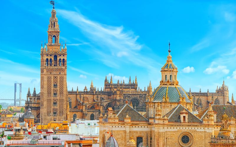 La cathédrale et la Giralda dans la ville de Séville