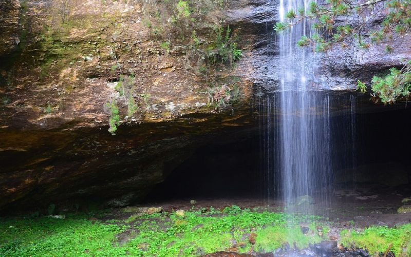 La chute d'eau de la grotte Serena