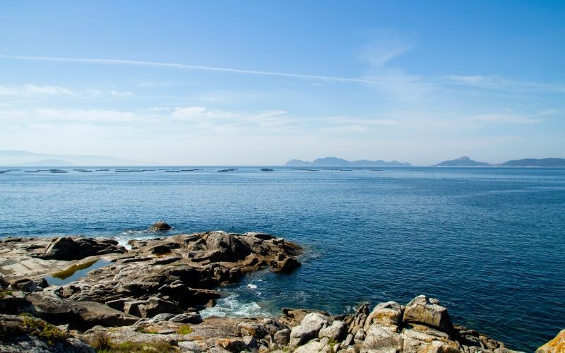 Vue des îles Cíes depuis la Costa da Vela