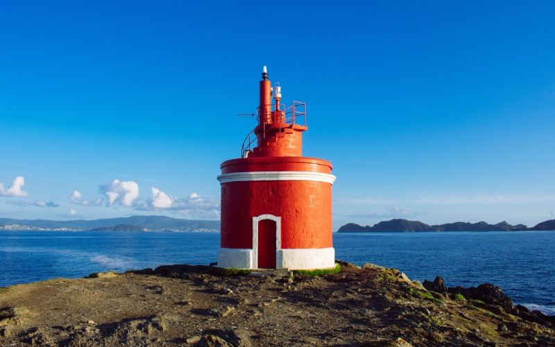 Le phare de Punta Robaleira, avec sa couleur rouge frappante