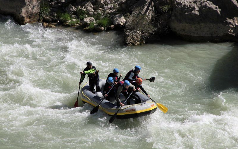 Un groupe de personnes faisant du rafting sur la rivière Gállego