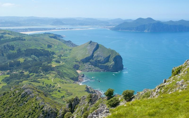 Cantabrie, municipalité de Liendo, vue vers la ville de Santoña à travers la baie