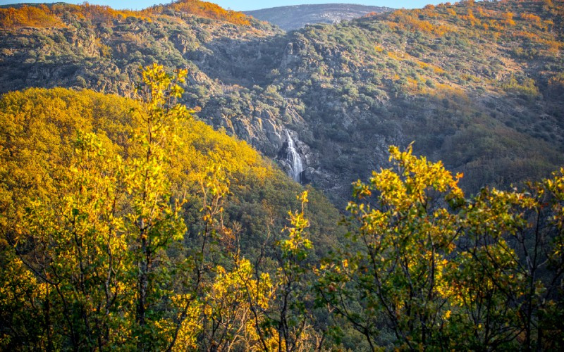 Vues incroyables sur la chute d'eau depuis le mirador du Chorrero de la Virgen