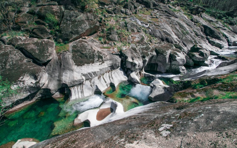 En été, ces bassins servent de piscines naturelles pour les visiteurs