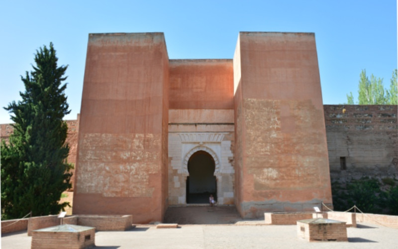 Porte des sept étages de la muraille de l'Alhambra de Grenade