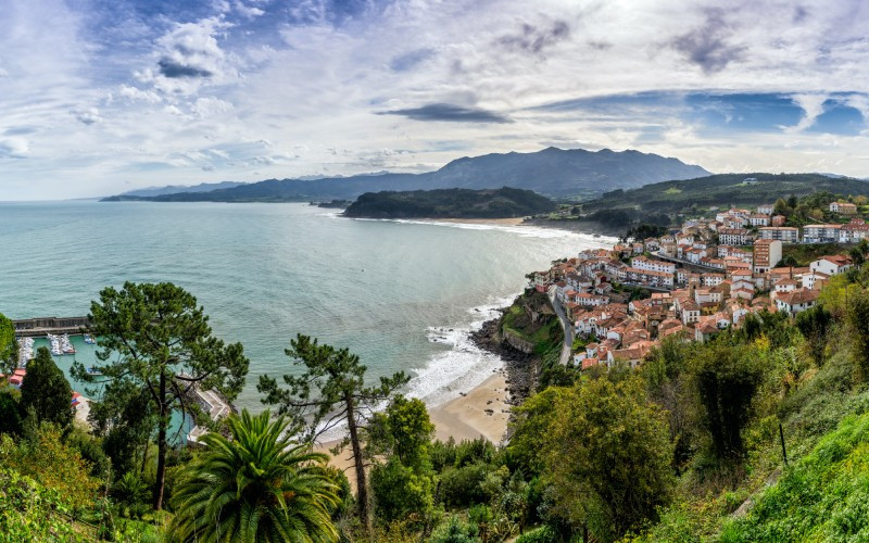 Vue panoramique de Lastres, l'un des villages de pêcheurs les plus populaires des Asturies