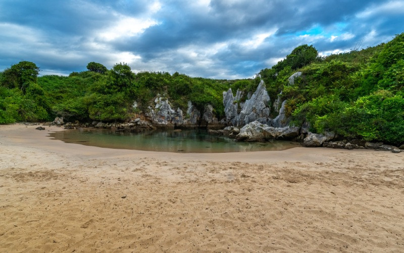 La plage de Gulpiyuri est devenue un monument naturel très apprécié dans les Asturies