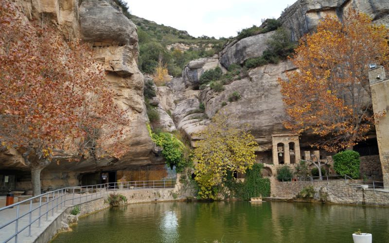 Une vue du monastère de Sant Miquel del Fai, en Catalogne, Espagne