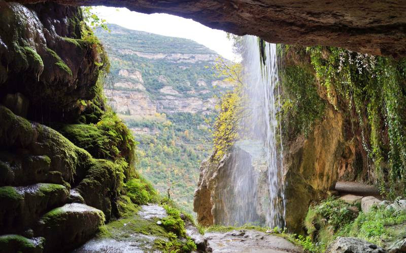 Vue du chemin qui passe derrière la cascade de la rivière Tenes