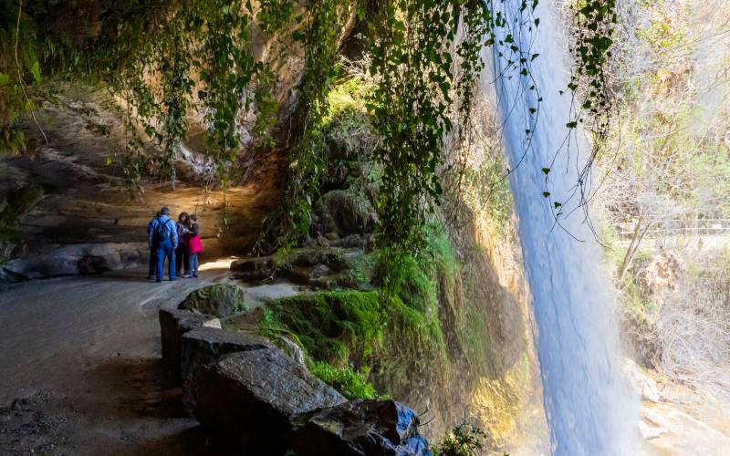 Des personnes en randonnée à Sant Miquel del Fai