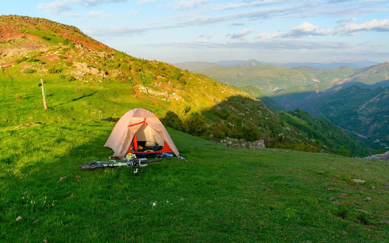 Une tente dans les hauteurs des Pyrénées