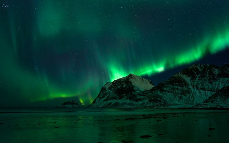 Une aurore boréale verte en Norvège