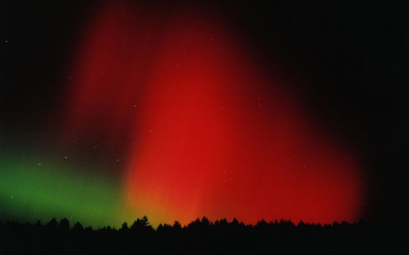 Une aurore boréale rouge dans le ciel de l'Allemagne. C'est la même couleur que les aurores polaires en Espagne