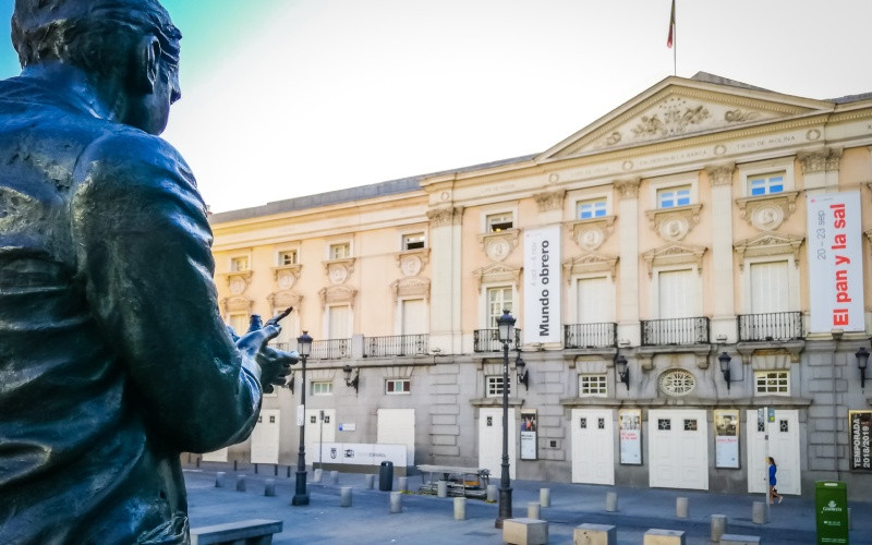 Sculpture de Lorca devant le Théâtre Espagnol