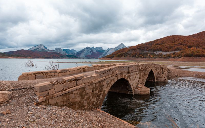 Vieux pont du village disparu de Pedrosa del Rey. Lorsque le niveau du barrage est très bas, vous pouvez encore le voir