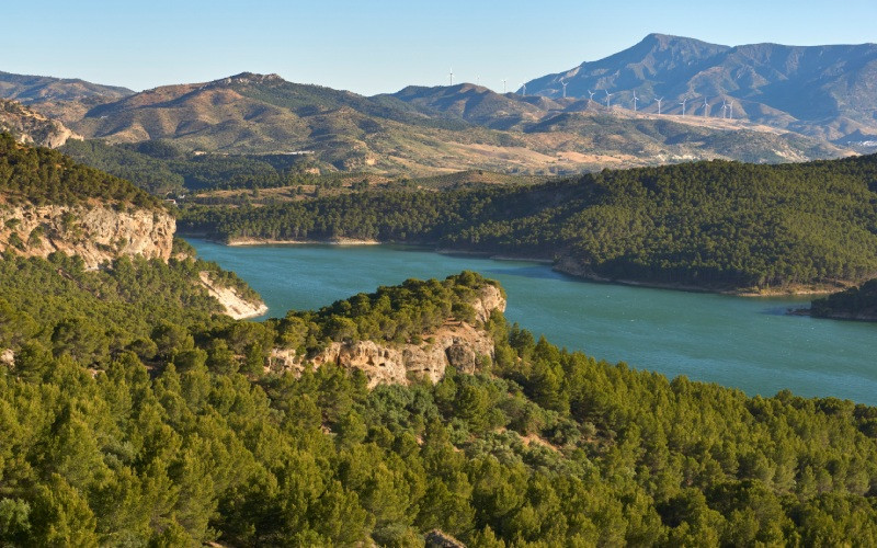 Barrage de Guadalteba. Sous ses eaux se trouve Peñarrubia