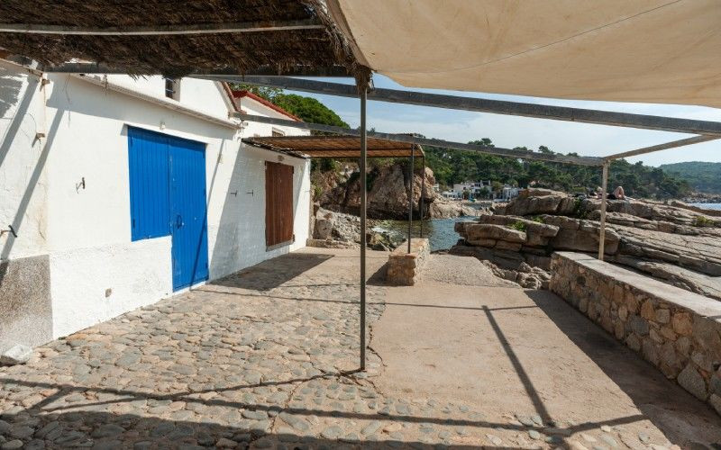 Porche d'une petite maison de la crique S'Alguer