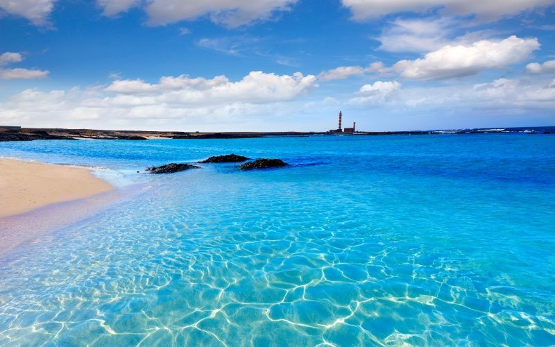 Eaux cristallines dans les criques d'El Cotillo 