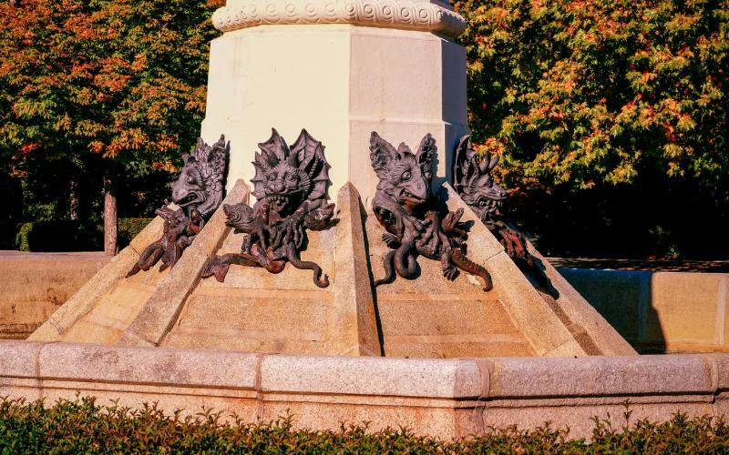 Piédestal de l'ange déchu du Retiro