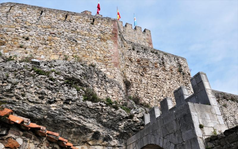 Château du Roi sur une colline rocheuse 