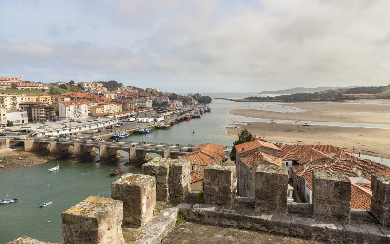 Vues depuis le château de San Vicente de la Barquera. | Shutterstock