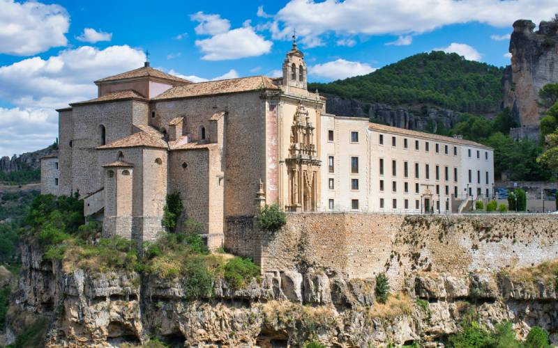 Le monastère semble suspendu dans les falaises sur lesquelles il se trouve