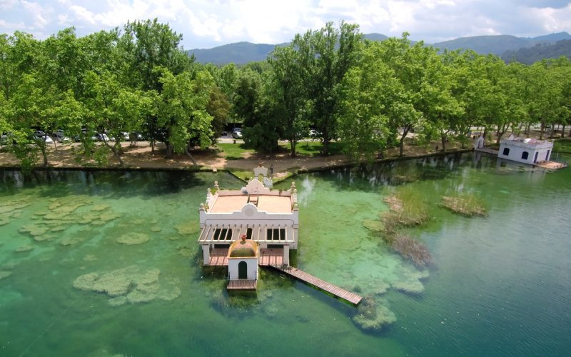 Vues avec un drone du lac de Banyoles, à Gérone