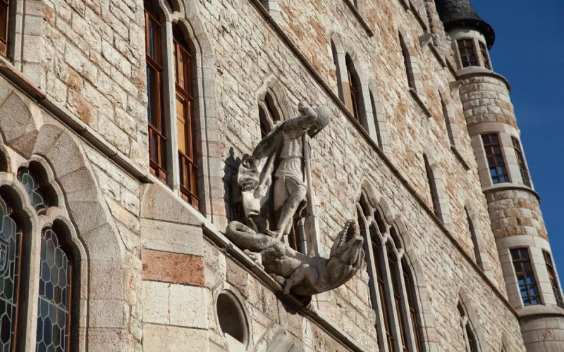 Statue de Saint-Georges au-dessus de l'entrée de la Maison Botines