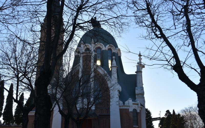 Chapelle du cimetière de l'Almudena. En haut, Faust