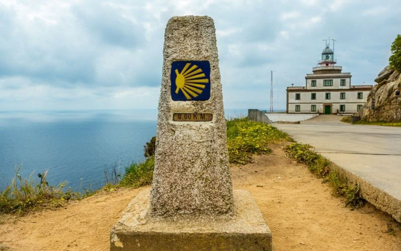 Au cap de Fisterra, on trouve le kilomètre 0,00 du chemin de Saint-Jacques