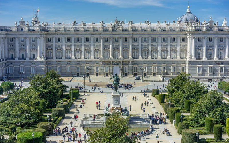 Planifiée plus tôt et achevée plus tard, la Place d’Oriente a été grandement encouragée par Joseph Ier