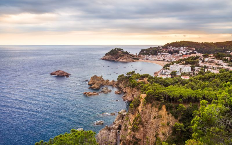 Malgré les bâtiments modernes, on peut respirer l'histoire à Tossa de Mar