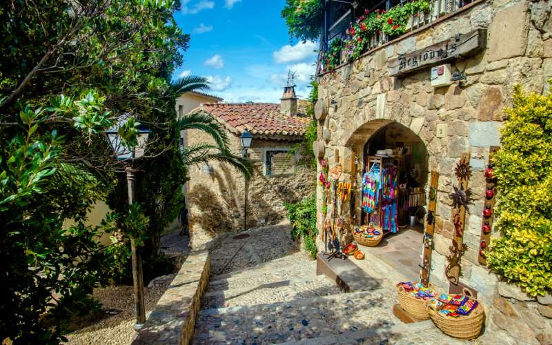 Boutique de souvenirs dans le quartier ancien de Tossa de Mar