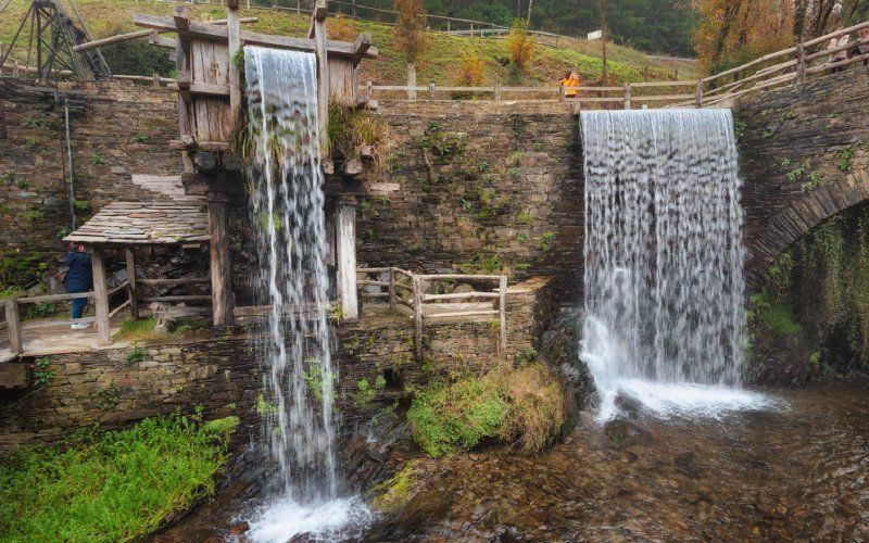 Musée du moulin à eau dans un paysage d'automne, Taramundi