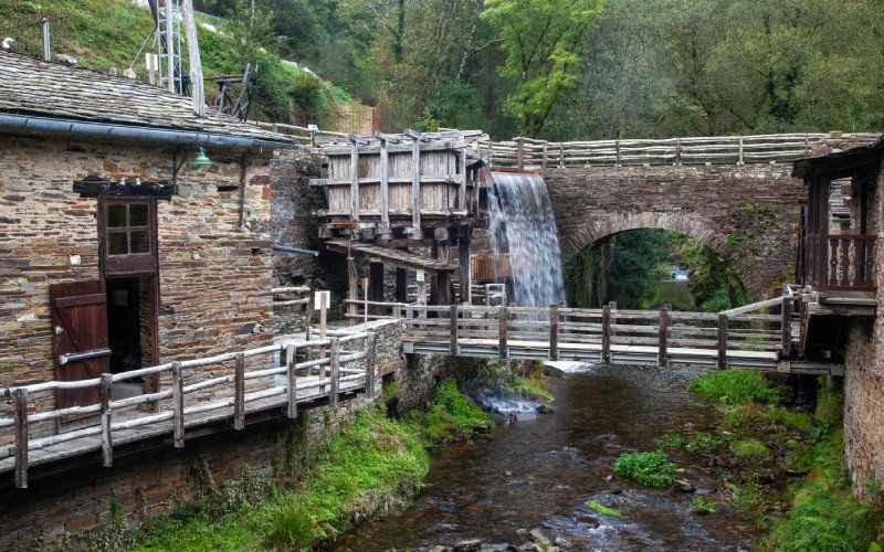 Moulin à eau activé par la force d'une belle chute d'eau 