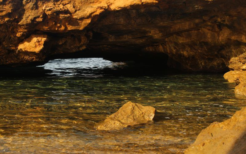 Entrée d'une grotte sur la plage de Binimel·là