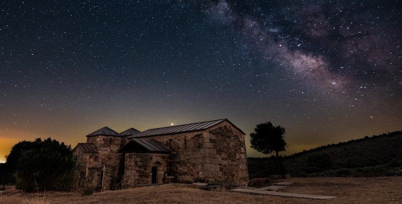 Santa Lucia del Trampal sous un ciel étoilé, l’un des rares temples wisigoths encore debout