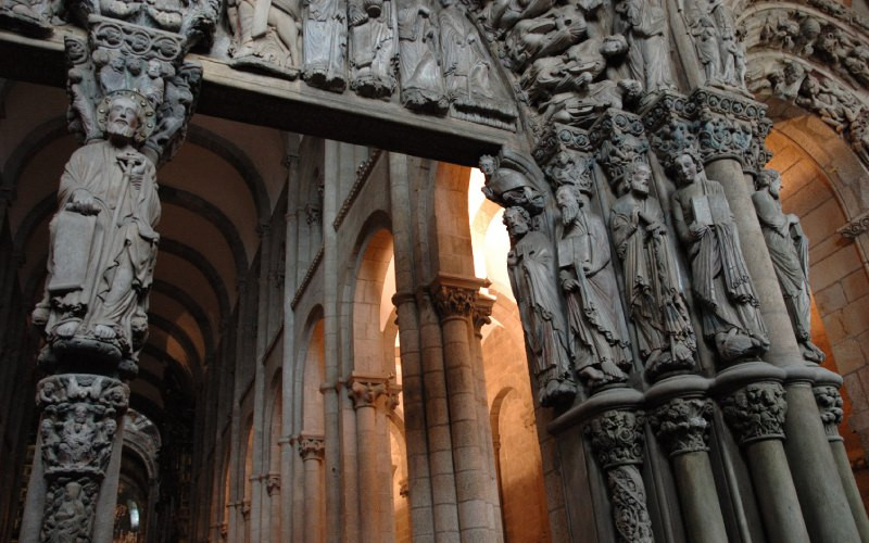 Photo de l'intérieur de la cathédrale de Saint-Jacques-de-Compostelle depuis le Porche de la Gloire