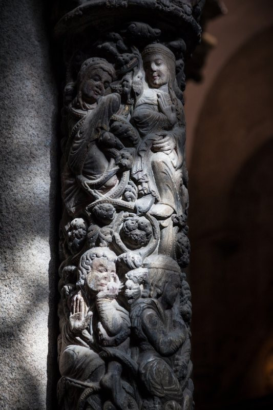 Décoration complexe sur l'une des colonnes du porche