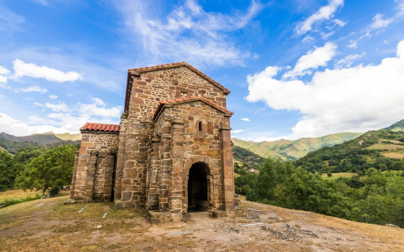 Entrée principale de l'intérieur de Santa Cristina de Lena