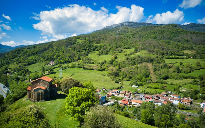 Le printemps et l'été sont les meilleures moments pour visiter l'église et ses environs