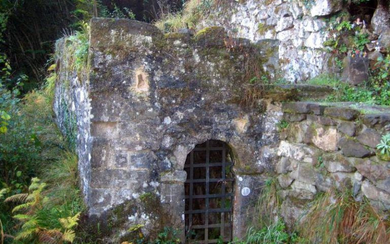 La Grotte sacrée de Toribio de Liébana est située sur la colline