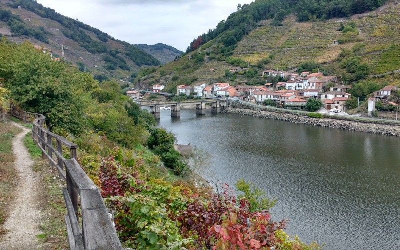 Le village de Belesar est l'un des meilleurs endroits pour découvrir la Ribeira Sacra