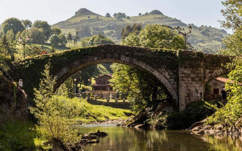 Pont de Liérganes, avec les nichons du Busampiro en arrière-plan