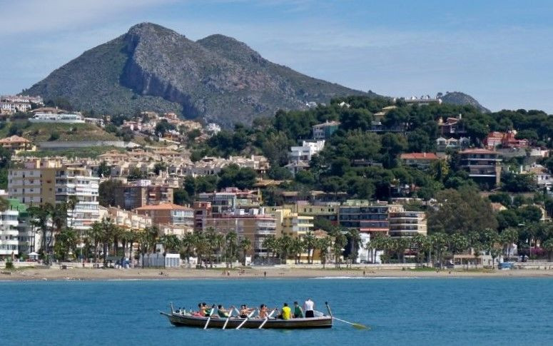 Ville de Malaga avec le mont San Antón en arrière-plan