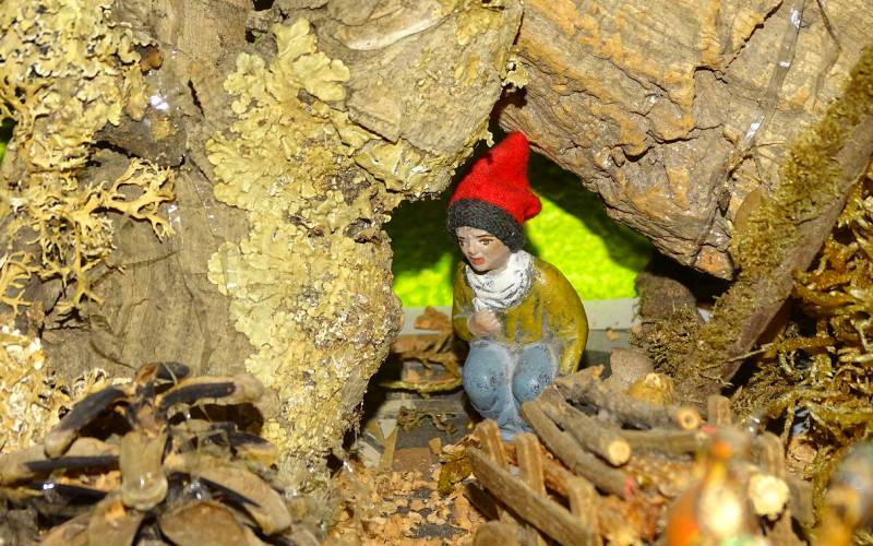 Un caganer caché dans une crèche de noël