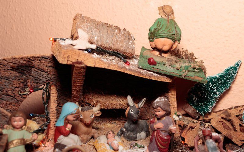 Un caganer défèque sur une crèche. Cette représentation de la figure est considérée comme offensante