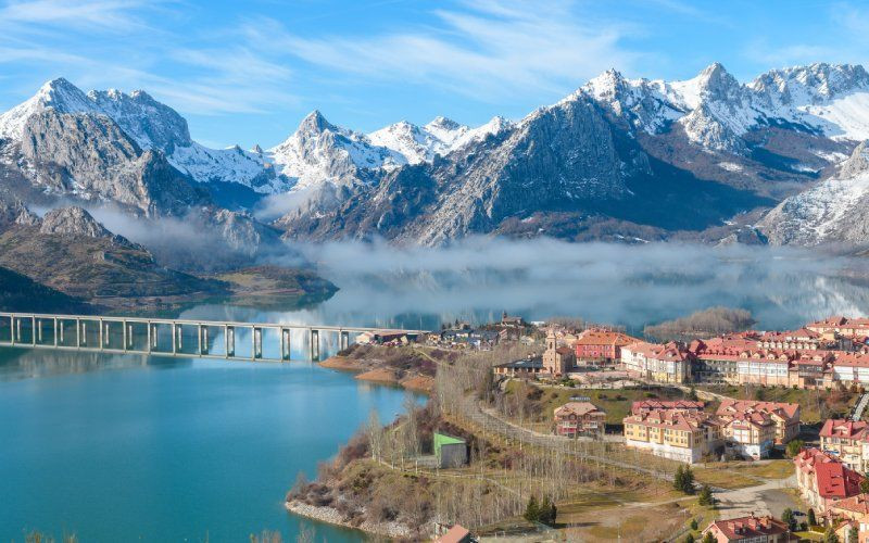 Vues du village de Riaño à côté du barrage